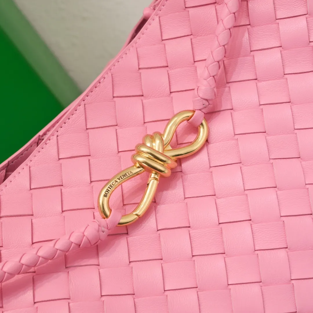 The 2023 new Andiamo batch of 2260 BV has been shipped‼ ️Really popular🔥The new Andiamo woven handbag launched by Bottega Veneta this season is really popular all over the world! ! Celebrities at home and abroad have worn it, and Oscar-winning actress Michelle Yeoh has taken it out on the street. Song Jia, Trai Yara, Yu Feihong, Sanji Ayaka, Rosie Hunting-Whiteley, Yoshioka Riho, etc. have all picked up this bag. It is classic and versatile, showing off its temperament, and the bag capacity is also large, which is very convenient for daily commuting! ! A variety of carrying methods, the shoulder straps can be adjusted by yourself, the original lambskin feels soft and delicate, and the unisex style breaks gender boundaries and brings a more practical and longer-lasting use experience. Andiamo, which has both elegant and casual styles, perfectly interprets the true appearance of "fashionable old money style". Style number: 8463 Size: 32*24*12